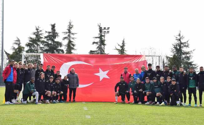 Denizlispor idman öncesi Türk bayrağı açarak şehitleri andı