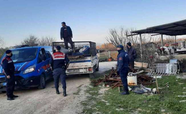 Depodan hırsızlık yaparken suçüstü yakalandılar