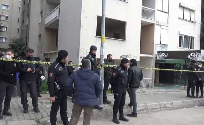 Depremde hasar gören binada üzerine asansör düşen kişi hayatını kaybetti