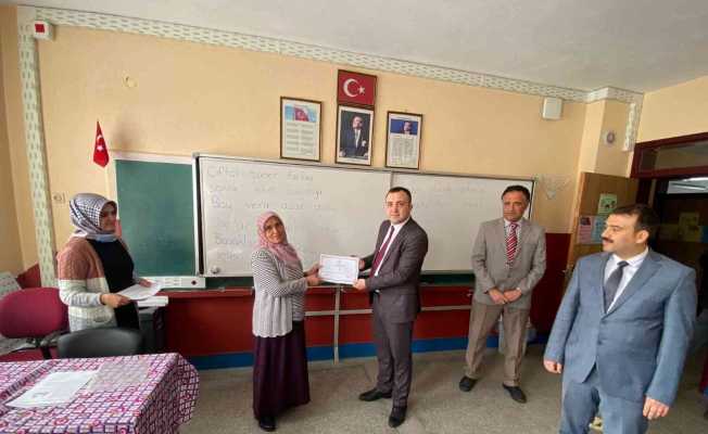 Derebucak’ta okuma yazmayı öğrenen kadın kursiyerler belgelerine kavuştu