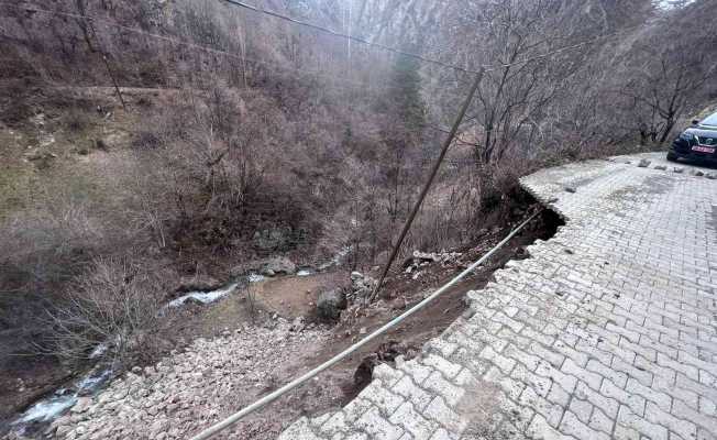 Dereiçi köyünün yangından sonra bu kez de toprak kayması ile başı dertte