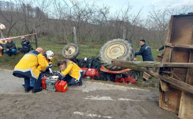 Devrilen traktörün altında kalan sürücü hayatını kaybetti