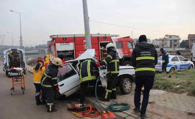 Direğe çarpan otomobilde sıkışan sürücüyü zamanla yarışarak kurtardılar