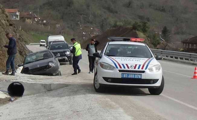 Direksiyon hakimiyetini kaybeden sürücü kanal köprüsüne çarptı