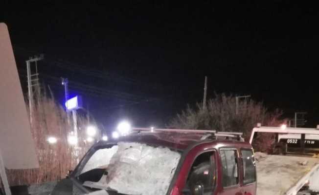 Direksiyon hakimiyetini kaybeden sürücü refüje girdi