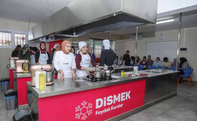 DİSMEK kursiyerleri jüri karşısında hünerlerini sergiledi