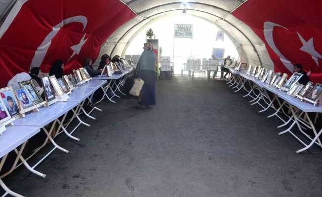 Diyarbakır anneleri, Türkiye’ye Enerji Veren Kadınlar Ödülünü Emine Erdoğan’ın elinden aldı