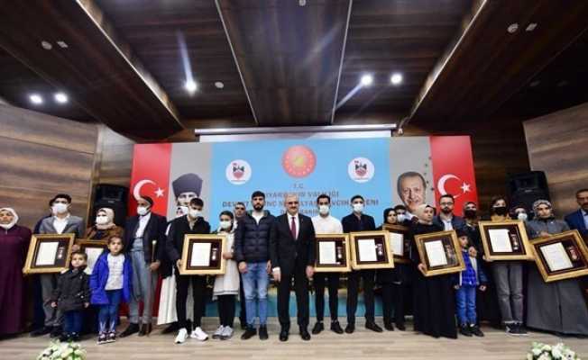 Diyarbakır Valisi Karaloğlu, 12 şehit yakınına devlet övünç madalyalarını takdim etti