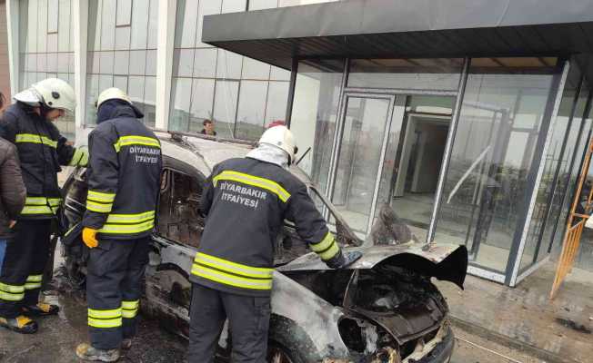 Diyarbakır’da alevlere teslim olan hafif ticari araç kullanılamaz hale geldi