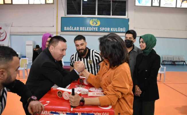 Diyarbakır’da bilek güreşinin yıldızlarına madalyaları takdim edildi