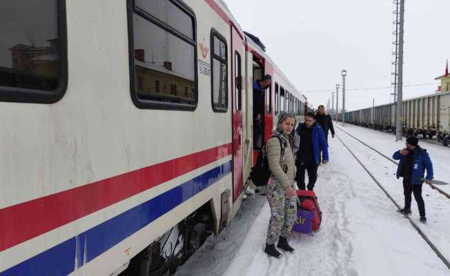 Doğu Ekspresi çığ düşmesi sonucu yolda kaldı