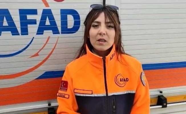 Donmak üzere olan yaşlı kadının ellerini nefesiyle ısıtan AFAD görevlisi o anları anlattı