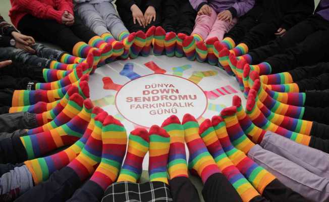 Down sendromuna dikkat çekmek için renkli çoraplar giydiler