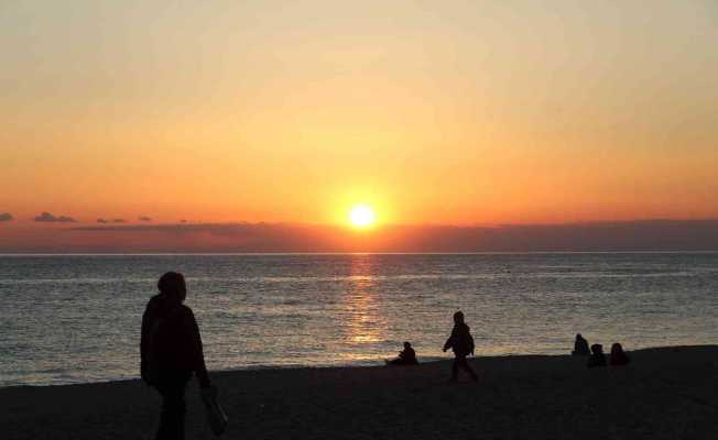 Dünyaca ünlü Damlataş Plajı’nda gün batımını onlarca kişi izledi