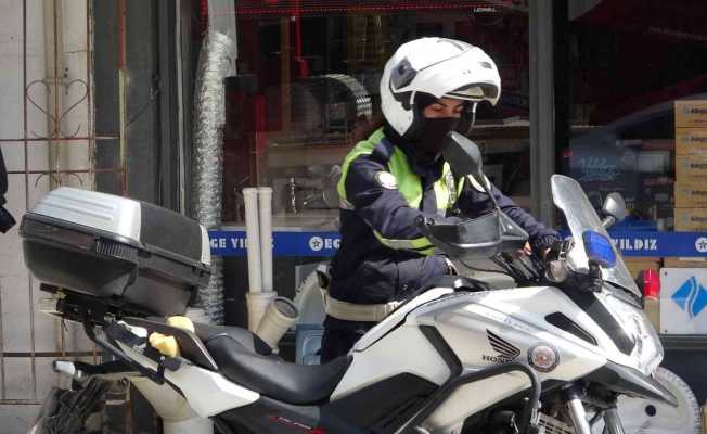 Dur ihtarına uymayan sürücü, kadın polisi 100 metre kaputun üstünde sürükledi