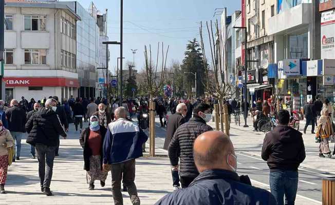 Düzce’de sıcak havayı fırsat bilen vatandaşlar, caddelerde yoğunluk oluşturdu