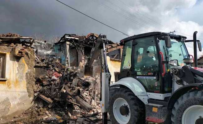 Edremit’te güvenliği tehlikeye sokan 125 metruk bina yıkıldı