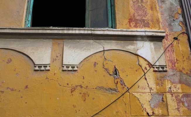 Efeler’de sahipsiz kalan tarihi evler, tehlike saçıyor