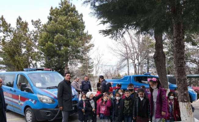 Elazığ’da öğrenciler, jandarma ekiplerine Türk bayrağı ve Kuran’ı Kerim hediye etti