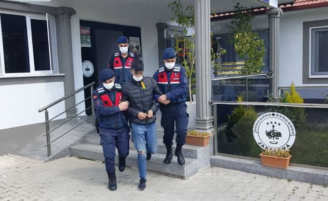 Elindeki dövmeden yakayı ele veren hırsızlık şüphelisi, kamyonun altında saklanırken yakalandı