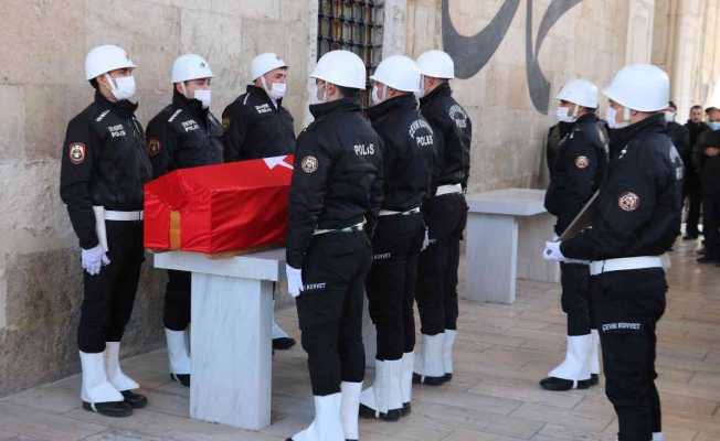 Emekli polis törenle defnedildi