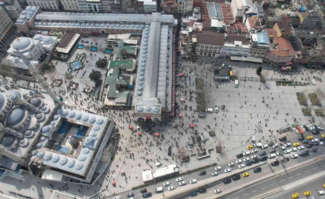 Eminönü’nde Ramazan yoğunluğu havadan görüntülendi