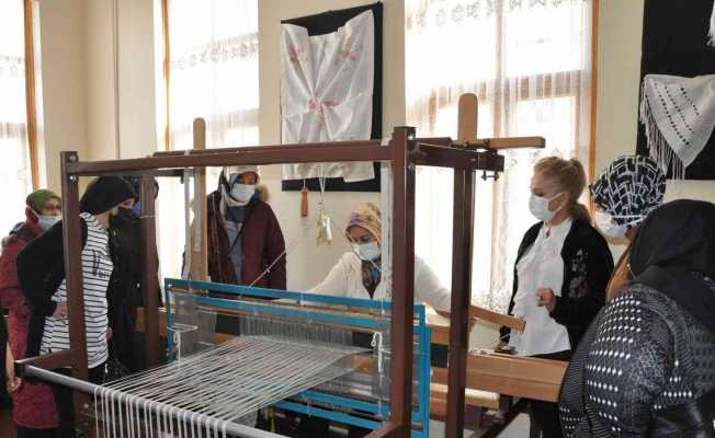 Erdemir, Elpek Bezi eğitimini tamamlayan kursiyerlere sertifikalarını verdi