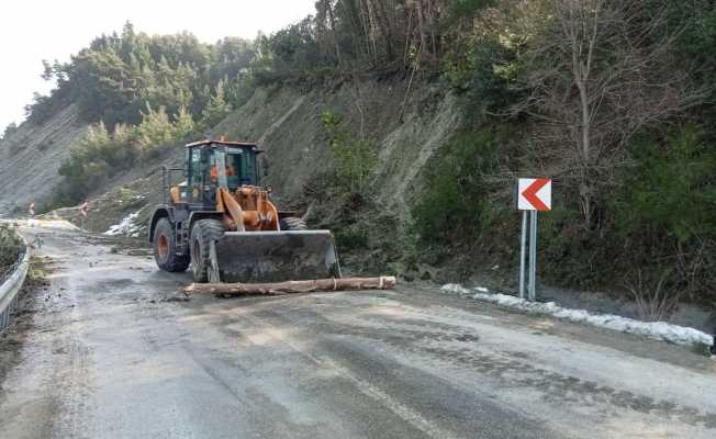 Eriyen kar heyelana sebep oldu