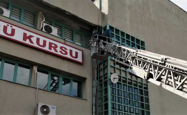 Erzincan’da tehlike saçan buz sarkıtları temizleniyor