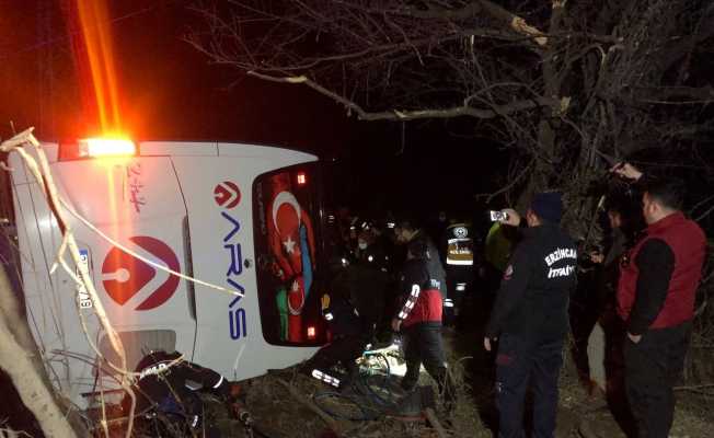 Erzincan’da yolcu otobüsü şarampole devrildi: 1 ölü, 8’i ağır 33 yaralı