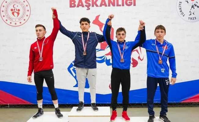 Erzincanlı güreşçilerden birincilik ve üçüncülük derecesi