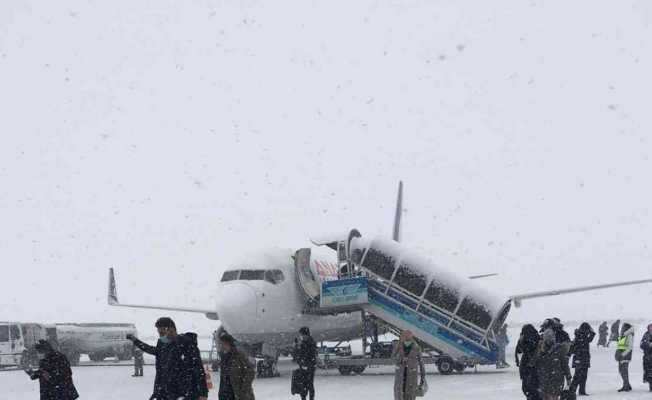 Erzurum Havalimanı kar timi görev başında