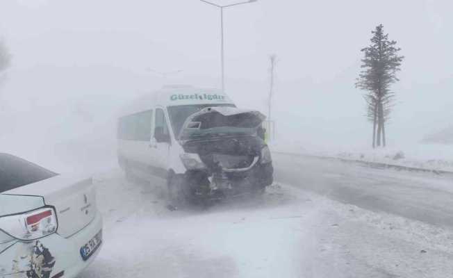 Erzurum’da zincirleme kazada 5 araç birbirine girdi, onlarca araç yolda kaldı