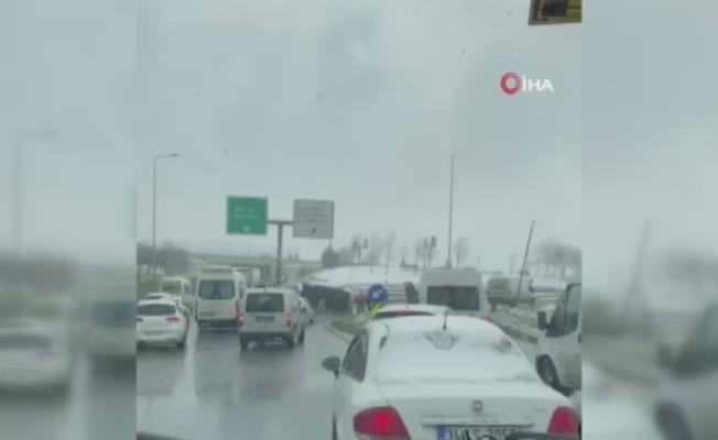 Esenyurt’ta kayganlaşan yolda kayan minibüs kamyonete çarptı