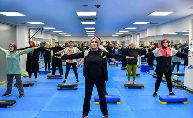 Esenyurt’ta step aerobik derslerine kadınlardan yoğun ilgi