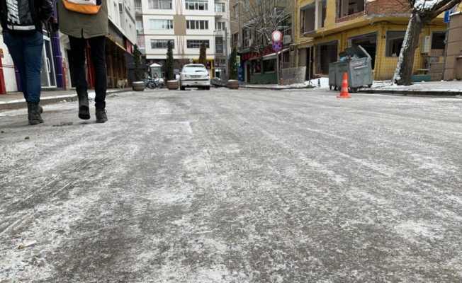 Eskişehir’de ara sokaklar ve kaldırımlar buz pistine döndü Eskişehir’de ara sokaklar ve kaldırımlar buz pistine döndü