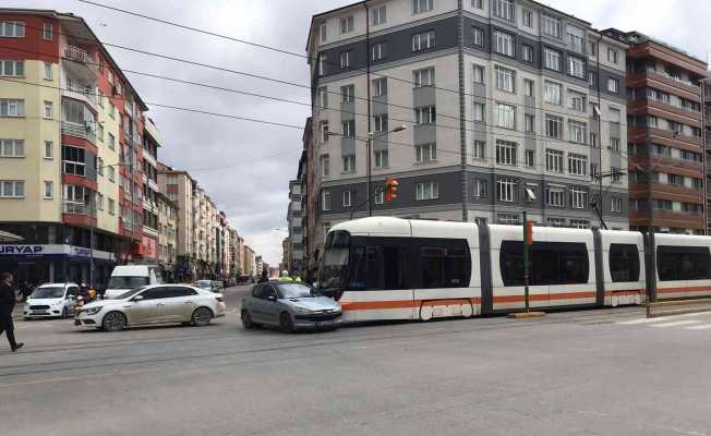 Eskişehir’de otomobil ve tramvay çarpıştı