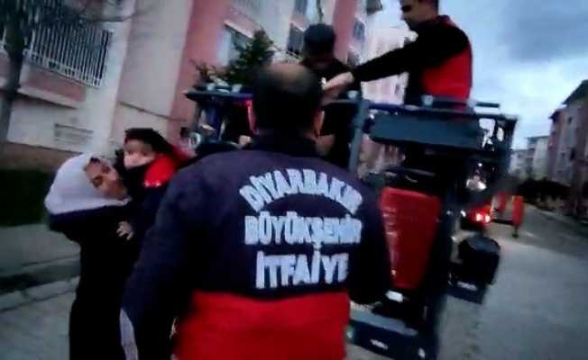 Evde kilitli kalan iki kardeş için itfaiye seferber oldu