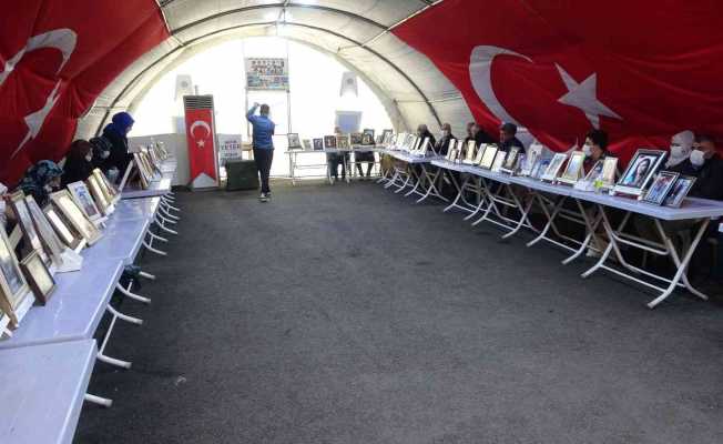 Evlat nöbetindeki anne 916 gündür yüzde 40 işitme engelli kızının yolunu gözlüyor