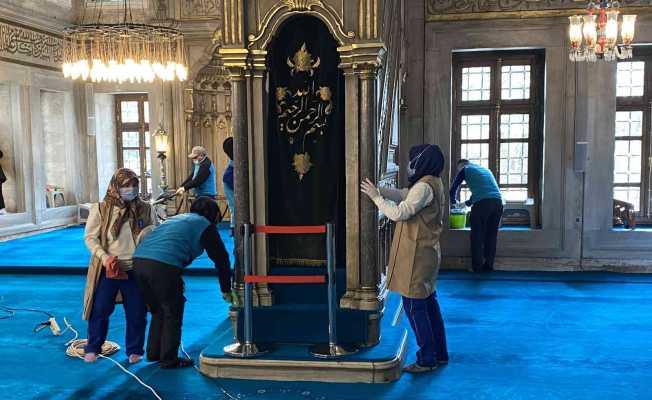 Eyüp Sultan Camii ve Meydanı gül suyu ile yıkandı