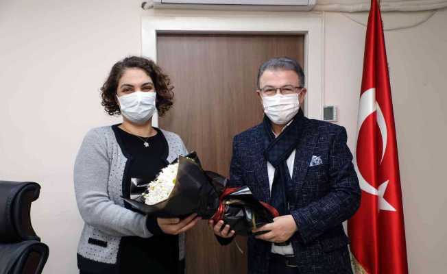 Eyüpsultan’da sağlık çalışanlarının bayramı çiçeklerle kutlandı