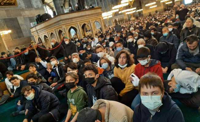Eyüp’te sabah, Ayasofya’da Cuma namazı kılmak için 650 kilometre yol gittiler