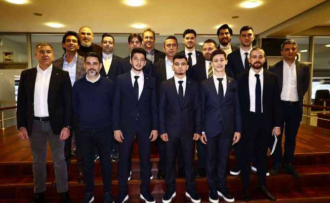 Fenerbahçe, genç oyuncularıyla sözleşme imzaladı