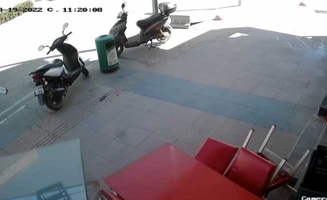 Fırtınada savrulan çiğ köfte tezgahının masaya ve motosiklete çarpma anı kamerada