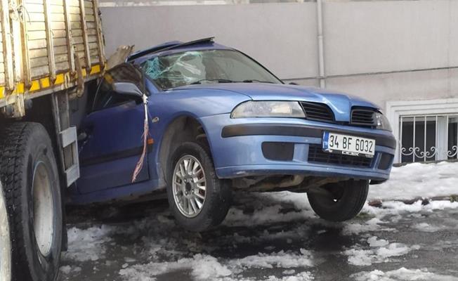 Freni boşalan kamyon sürüklediği otomobille birlikte binaya çarptı