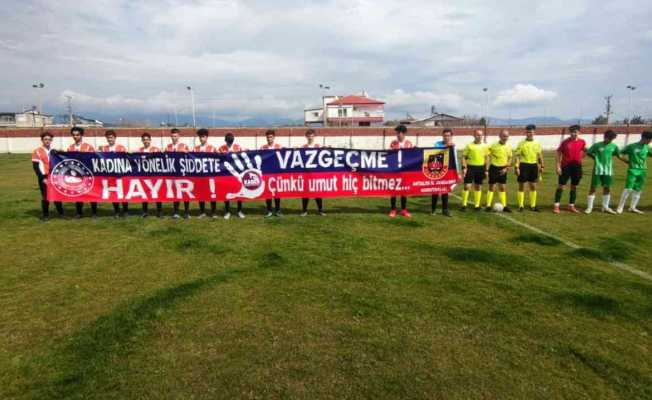Futbol maçında jandarmadan ‘Kadına şiddete hayır’ pankartı Futbol maçında jandarmadan ‘Kadına şiddete hayır’ pankartı