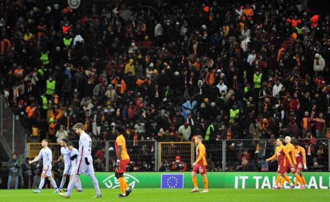 Galatasaraylı taraftarlar, alkışlarla takımı soyunma odasına gönderdi