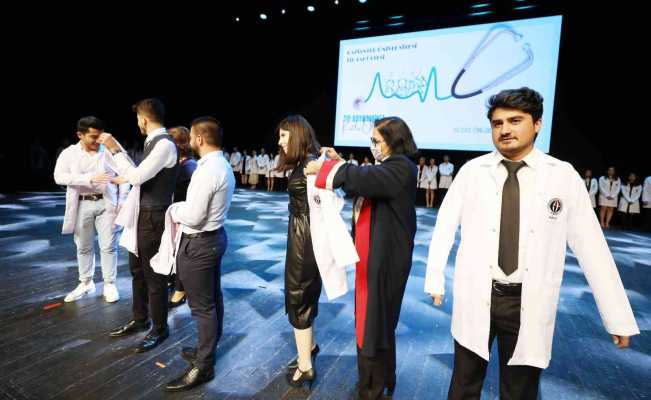 GAÜN’de hekim adaylarının beyaz önlük giyme heyecanı