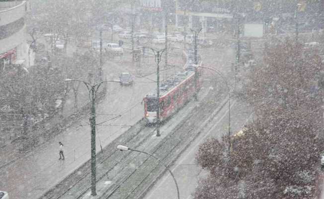 Gaziantep’te beklenen kar yağışı başladı