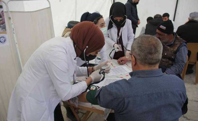 Genç hekimler vatandaşları sağlık taramasından geçiriyor